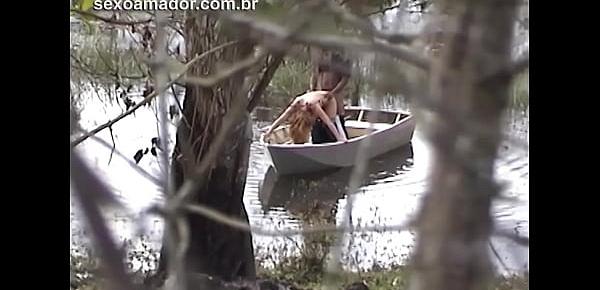  Homem escondido grava vídeo de esposa infiel gemendo e fazendo sexo com jardineiro, em canoa no lago